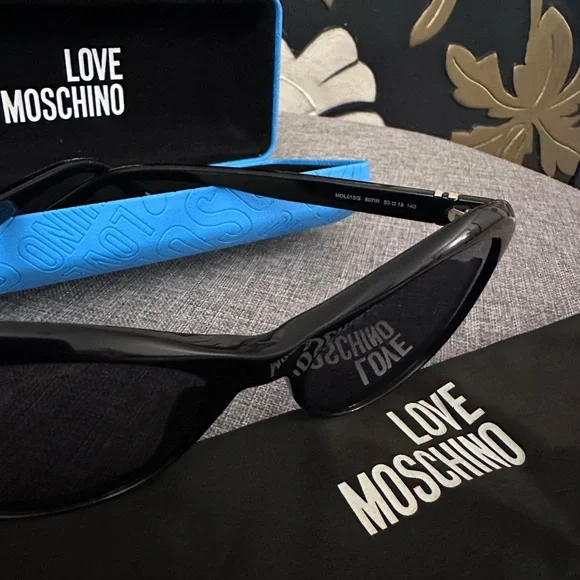 Love Moschino Black Cat-Eye Sunglasses with Blue Case display picture 2